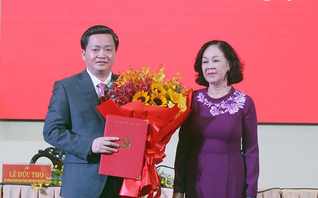 Bà Trương Thị Mai trao quyết định và chúc mừng ông Lê Đức Thọ. Ảnh: VGP