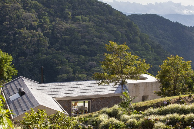 Ngôi nhà nằm giữa núi đồi, dùng điện mặt trời và uống nước suối - Ảnh 1.