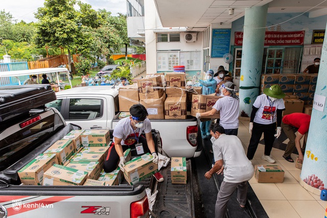 Sân khấu đặc biệt: Nơi ca sĩ Phương Thanh và các nghệ sĩ biểu diễn cho 4.000 F0 tại bệnh viện dã chiến - Ảnh 1.