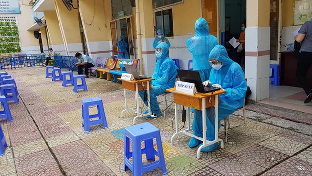 Một ngày cật lực của hai bố con tình nguyện viên lao vào tâm dịch: Còn khỏe là còn giúp mọi người! - Ảnh 2.