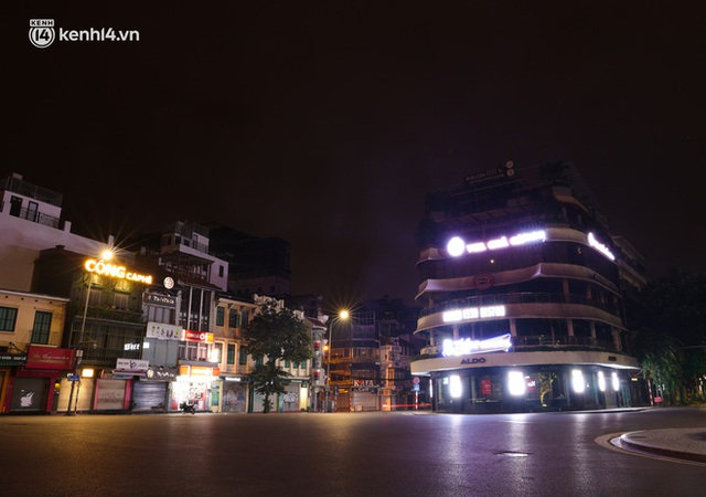 Ảnh: Đêm Hà Nội vắng hơn Tết, đường phố không một bóng người trong những ngày giãn cách xã hội - Ảnh 14.