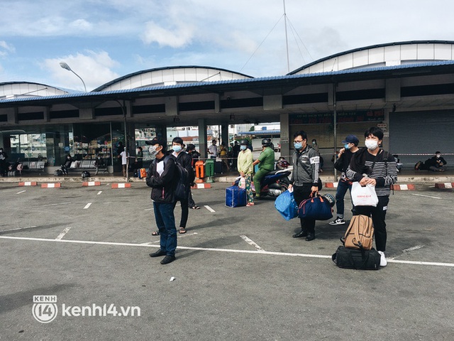 Hơn 300 người dân Bến Tre rời TP.HCM về quê trên chuyến xe đặc biệt: Được quê hương che chở sẽ an tâm hơn - Ảnh 3.