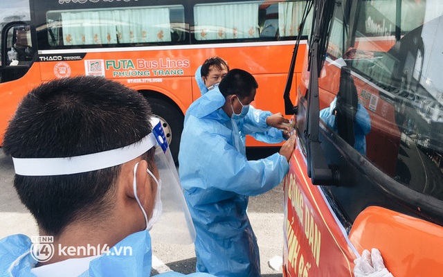 Hơn 300 người dân Bến Tre rời TP.HCM về quê trên chuyến xe đặc biệt: "Được quê hương che chở sẽ an tâm hơn"