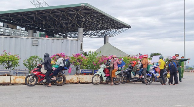 Đặt thùng tiền tặng người đi xe máy trốn dịch về quê: Nặng lòng với bà con quá, mong họ sẽ vượt qua! - Ảnh 1.