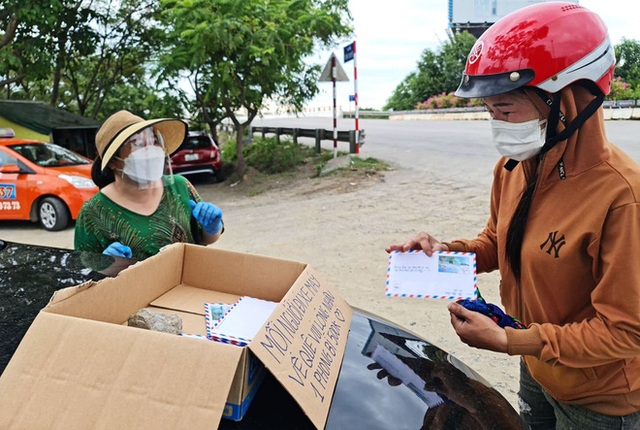 Đặt thùng tiền tặng người đi xe máy trốn dịch về quê: Nặng lòng với bà con quá, mong họ sẽ vượt qua! - Ảnh 4.