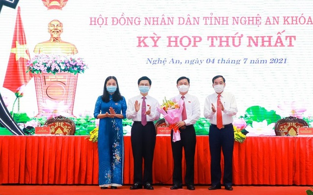 Lãnh đạo HĐND tỉnh Nghệ An khóa XVII chúc mừng ông Thái Thanh Quý, Ủy viên Ban Chấp hành Trung ương Đảng, Bí thư Tỉnh ủy được bầu giữ chức Chủ tịch HĐND tỉnh Nghệ An khóa XVIII. ( Ảnh: Thành Duy - Báo Nghệ An)