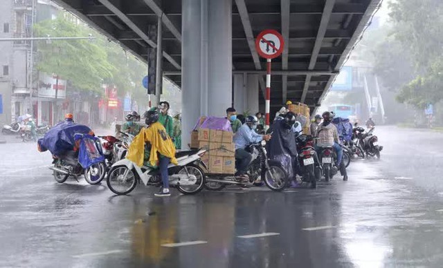  Nhiều tuyến phố Hà Nội ngập sâu trong trận mưa giải nhiệt  - Ảnh 6.