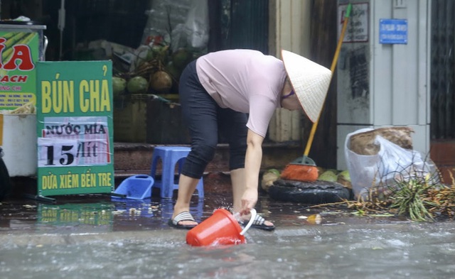  Nhiều tuyến phố Hà Nội ngập sâu trong trận mưa giải nhiệt  - Ảnh 7.