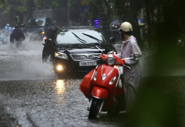 Nhiều tuyến phố Hà Nội ngập sâu trong trận mưa giải nhiệt  - Ảnh 8.