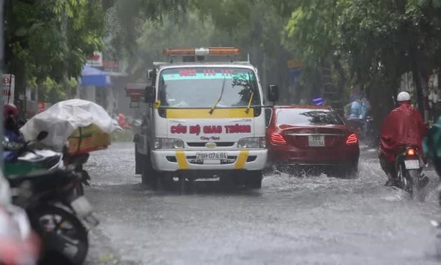  Nhiều tuyến phố Hà Nội ngập sâu trong trận mưa giải nhiệt  - Ảnh 9.