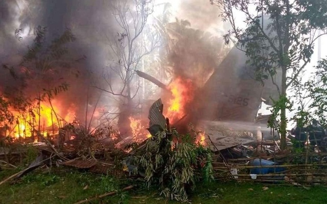 CNN: Nhân chứng nhìn thấy nhiều người "nhảy khỏi máy bay" trước khi nó phát nổ trong vụ tai nạn làm 50 người chết ở Philippines