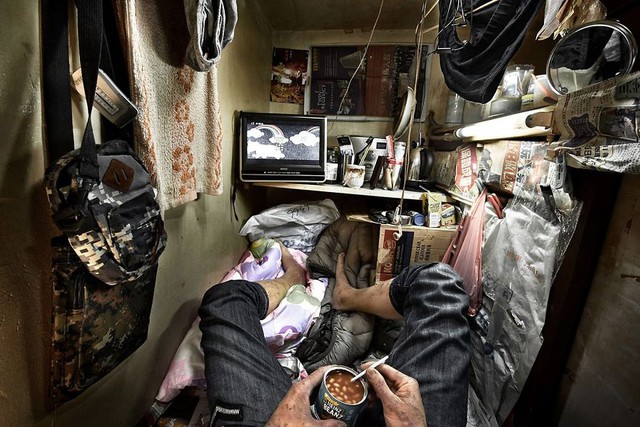 Bật khóc giữa căn hộ quan tài đắt đỏ ở Hồng Kông: Khó sống tới mức nghẹt thở - Ảnh 1.