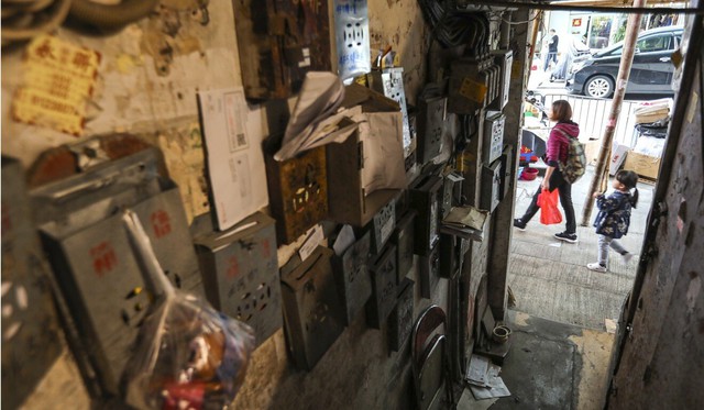 Bật khóc giữa căn hộ quan tài đắt đỏ ở Hồng Kông: Khó sống tới mức nghẹt thở - Ảnh 2.