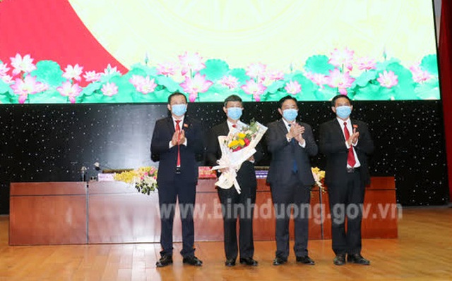 Lãnh đạo tỉnh Bình Dương chúc mừng ông Võ Văn Minh (Ảnh: Nguồn Binhduong.gov.vn)