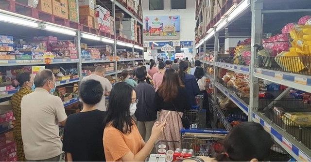 Người dân TP HCM lại đổ đến siêu thị, cửa hàng mua gom thực phẩm - Ảnh 2.