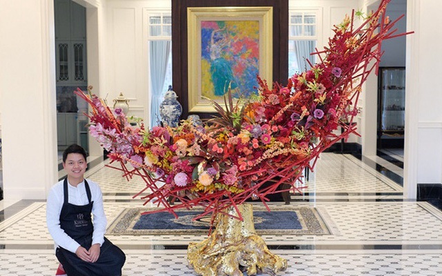 8 tuổi đi bẻ bắp thuê, chàng trai nghèo thành nghệ sĩ được Forbes vinh danh: Người Việt đầu tiên gia nhập hiệp hội Thiết kế Hoa Hoa Kỳ, thu cả tỷ đồng/tháng nhờ hoa lá
