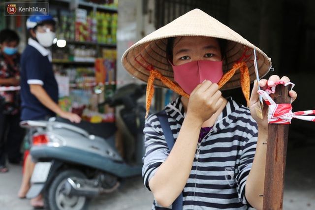 Người bán vé số bật khóc, cố bán những tờ cuối cùng trước giờ giãn cách: Mai dừng rồi, ngoại không biết lấy gì mà sống - Ảnh 1.