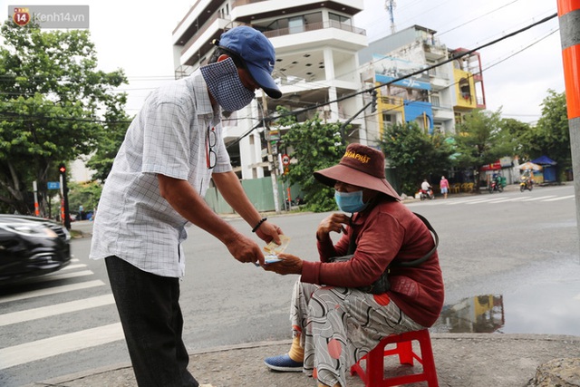 Người bán vé số bật khóc, cố bán những tờ cuối cùng trước giờ giãn cách: Mai dừng rồi, ngoại không biết lấy gì mà sống - Ảnh 2.