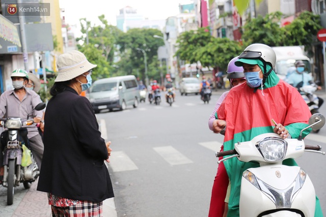 Người bán vé số bật khóc, cố bán những tờ cuối cùng trước giờ giãn cách: Mai dừng rồi, ngoại không biết lấy gì mà sống - Ảnh 11.