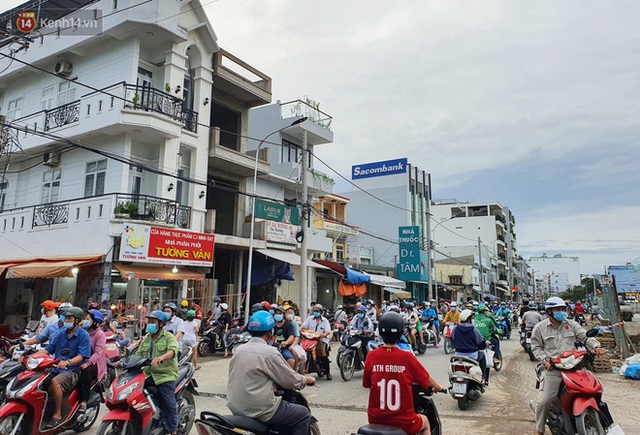  ẢNH: Người Sài Gòn tranh thủ đi chợ, xếp hàng trong siêu thị chờ đến lượt mua thịt cá, rau củ trước giờ giãn cách xã hội - Ảnh 13.