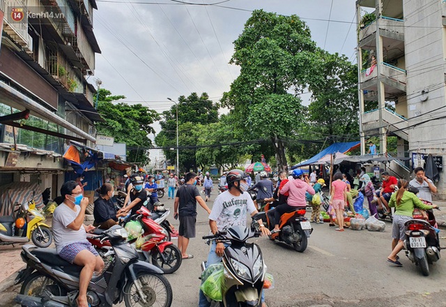  ẢNH: Người Sài Gòn tranh thủ đi chợ, xếp hàng trong siêu thị chờ đến lượt mua thịt cá, rau củ trước giờ giãn cách xã hội - Ảnh 14.