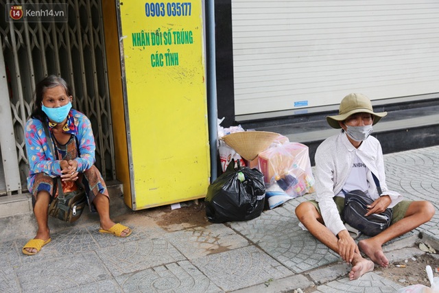 Người bán vé số bật khóc, cố bán những tờ cuối cùng trước giờ giãn cách: Mai dừng rồi, ngoại không biết lấy gì mà sống - Ảnh 15.