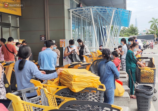  ẢNH: Người Sài Gòn tranh thủ đi chợ, xếp hàng trong siêu thị chờ đến lượt mua thịt cá, rau củ trước giờ giãn cách xã hội - Ảnh 17.