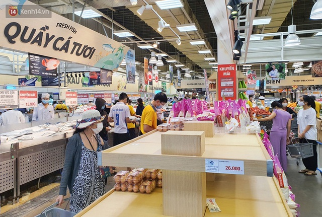  ẢNH: Người Sài Gòn tranh thủ đi chợ, xếp hàng trong siêu thị chờ đến lượt mua thịt cá, rau củ trước giờ giãn cách xã hội - Ảnh 18.
