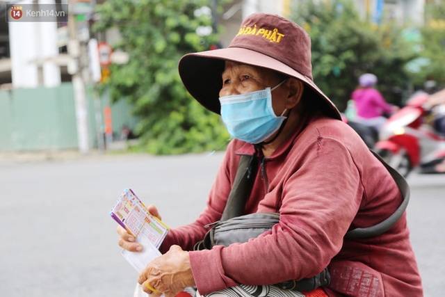 Người bán vé số bật khóc, cố bán những tờ cuối cùng trước giờ giãn cách: Mai dừng rồi, ngoại không biết lấy gì mà sống - Ảnh 4.