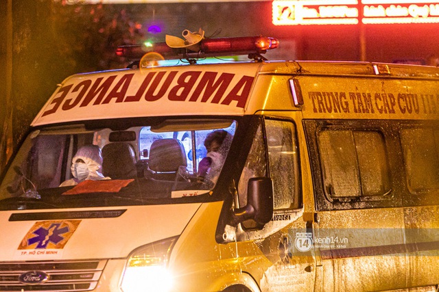  Chùm ảnh: Đoàn xe chở bệnh nhân Covid-19 nối đuôi nhau đến Bệnh viện dã chiến ở Sài Gòn trong cơn mưa đêm - Ảnh 5.