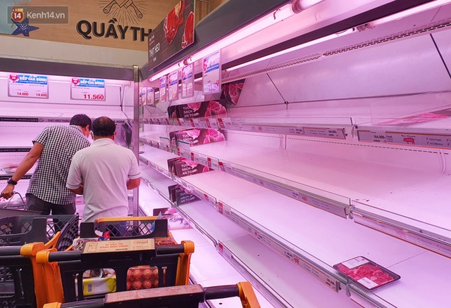  ẢNH: Người Sài Gòn tranh thủ đi chợ, xếp hàng trong siêu thị chờ đến lượt mua thịt cá, rau củ trước giờ giãn cách xã hội - Ảnh 5.