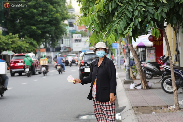 Người bán vé số bật khóc, cố bán những tờ cuối cùng trước giờ giãn cách: Mai dừng rồi, ngoại không biết lấy gì mà sống - Ảnh 6.