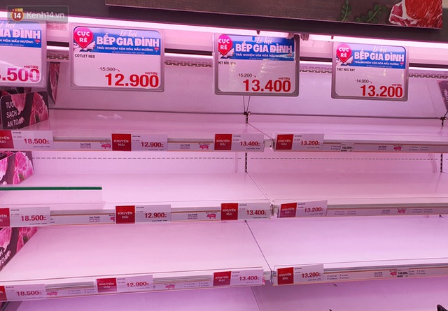  ẢNH: Người Sài Gòn tranh thủ đi chợ, xếp hàng trong siêu thị chờ đến lượt mua thịt cá, rau củ trước giờ giãn cách xã hội - Ảnh 6.
