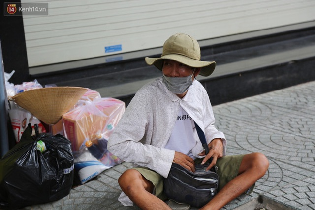 Người bán vé số bật khóc, cố bán những tờ cuối cùng trước giờ giãn cách: Mai dừng rồi, ngoại không biết lấy gì mà sống - Ảnh 7.