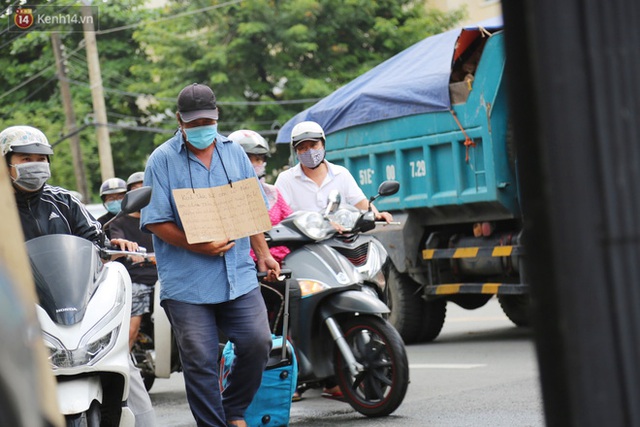 Người bán vé số bật khóc, cố bán những tờ cuối cùng trước giờ giãn cách: Mai dừng rồi, ngoại không biết lấy gì mà sống - Ảnh 8.