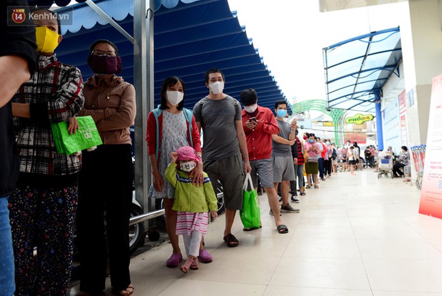  ẢNH: Người Sài Gòn tranh thủ đi chợ, xếp hàng trong siêu thị chờ đến lượt mua thịt cá, rau củ trước giờ giãn cách xã hội - Ảnh 8.