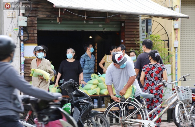 Người bán vé số bật khóc, cố bán những tờ cuối cùng trước giờ giãn cách: Mai dừng rồi, ngoại không biết lấy gì mà sống - Ảnh 9.