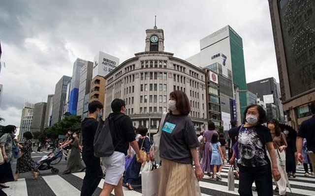 Người dân di chuyển trên đường phố tại Tokyo, Nhật Bản. Ảnh: AFP/TTXVN