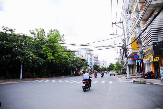 Ảnh: Sài Gòn vắng vẻ, thưa thớt xe cộ qua lại trong ngày đầu thực hiện giãn cách xã hội theo chỉ thị 16 - Ảnh 11.