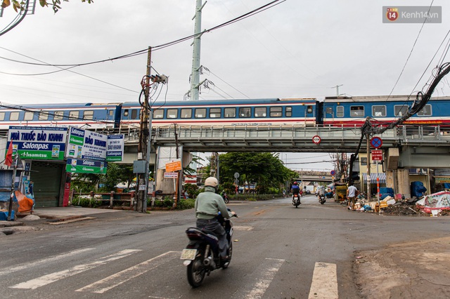 Ảnh: Sài Gòn vắng vẻ, thưa thớt xe cộ qua lại trong ngày đầu thực hiện giãn cách xã hội theo chỉ thị 16 - Ảnh 12.