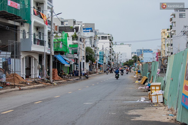 Ảnh: Sài Gòn vắng vẻ, thưa thớt xe cộ qua lại trong ngày đầu thực hiện giãn cách xã hội theo chỉ thị 16 - Ảnh 13.