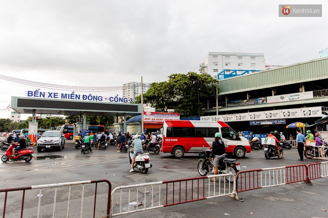 Ảnh: Sài Gòn vắng vẻ, thưa thớt xe cộ qua lại trong ngày đầu thực hiện giãn cách xã hội theo chỉ thị 16 - Ảnh 16.