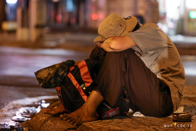 Chùm ảnh cảm xúc nhất lúc này: Thương lắm những người vô gia cư, nhưng Sài Gòn ơi, sẽ giãn cách mà không xa cách! - Ảnh 4.