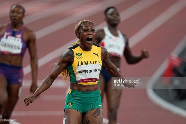 Nữ hoàng tốc độ Jamaica lấy bình luận tiêu cực làm năng lượng, phá kỷ lục 33 năm của điền kinh Olympic - Ảnh 2.