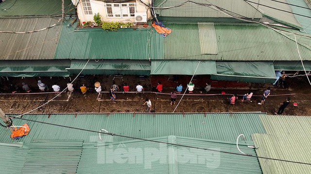  Hình ảnh xét nghiệm hàng trăm tiểu thương chợ Phùng Khoang  - Ảnh 1.