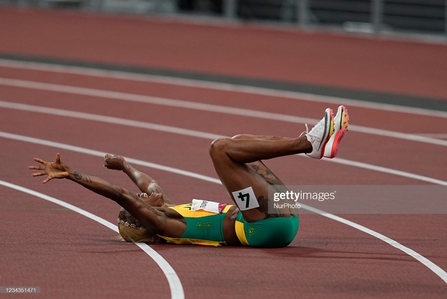Nữ hoàng tốc độ Jamaica lấy bình luận tiêu cực làm năng lượng, phá kỷ lục 33 năm của điền kinh Olympic - Ảnh 3.