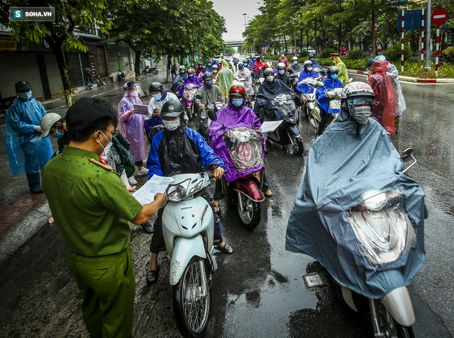  Đội mưa đi làm, nhiều người ngậm ngùi quay xe vì thiếu giấy xác nhận lịch trực, lịch làm việc  - Ảnh 12.