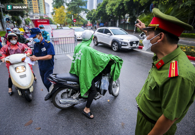  Đội mưa đi làm, nhiều người ngậm ngùi quay xe vì thiếu giấy xác nhận lịch trực, lịch làm việc  - Ảnh 7.