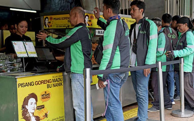 Tài xế GrabFood chờ nhận đơn hàng tại Indonesia. (Ảnh: Getty Images)