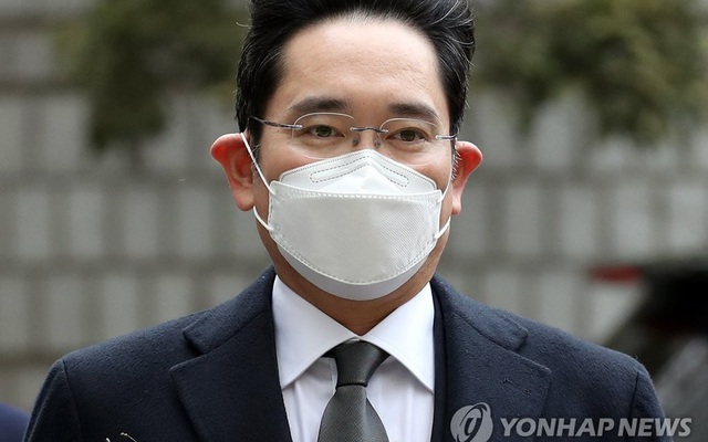 Phó Chủ tịch Samsung Electronics Lee Jae Yong trên đường ra tòa ngày 18/1. (Ảnh: Yonhap)